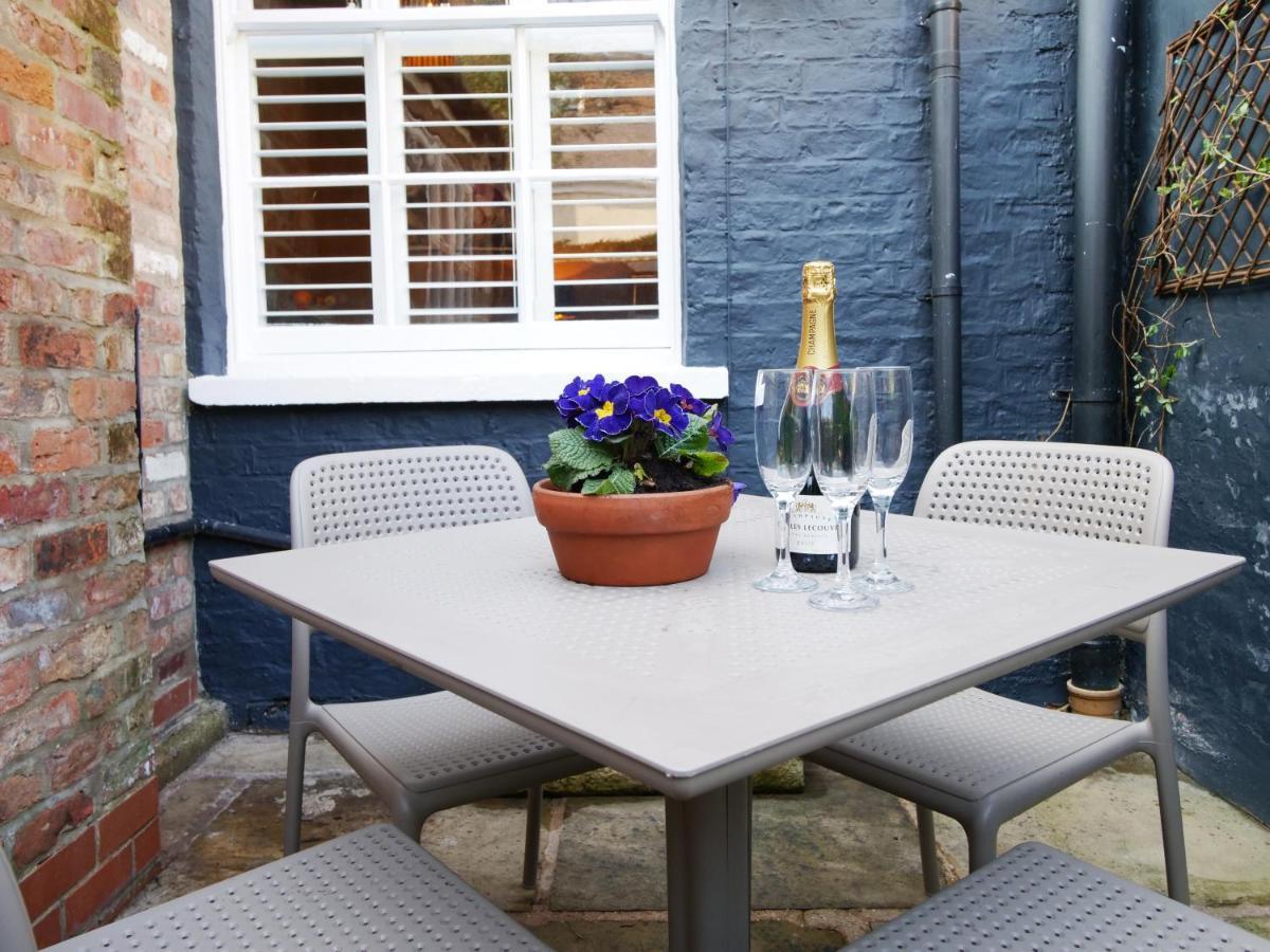 Bar Wall Cottage-City Wall Views-Sleeps 5 York Exterior photo