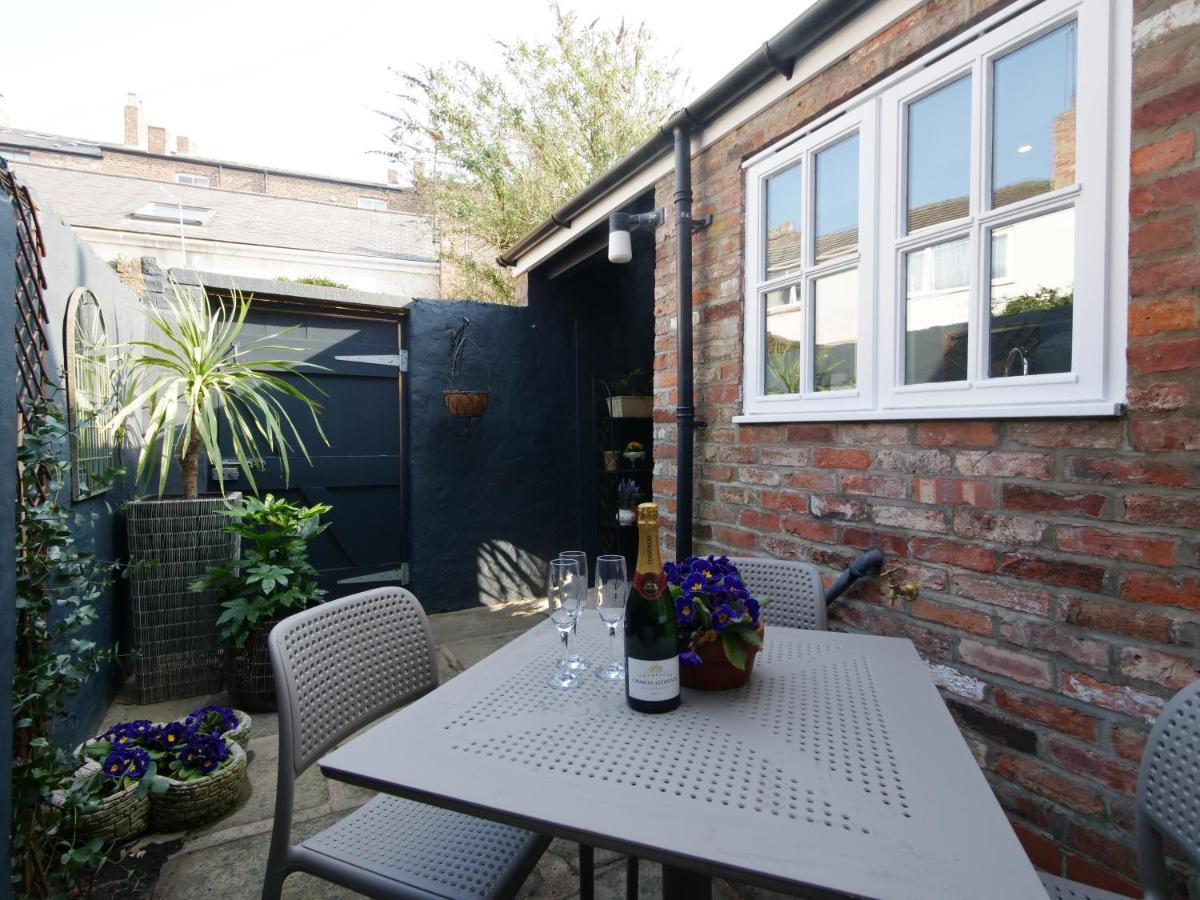 Bar Wall Cottage-City Wall Views-Sleeps 5 York Exterior photo